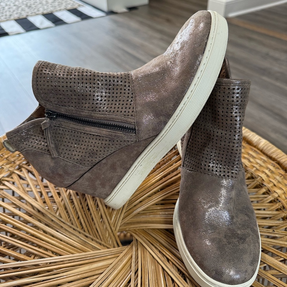 Sofft Women's Ankle Boots in Metallic Brown